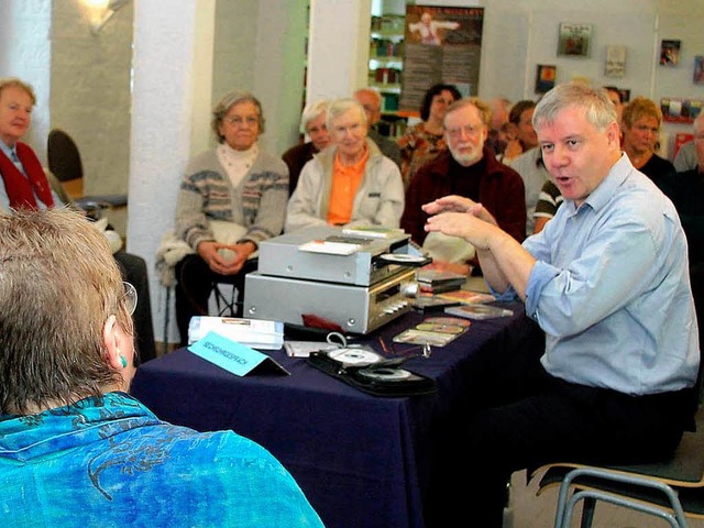 Das Publikum hngt an seinen Lippen, w...an Schaub (rechts) ber Musik erzhlt.  | Foto: Heidi Foessel