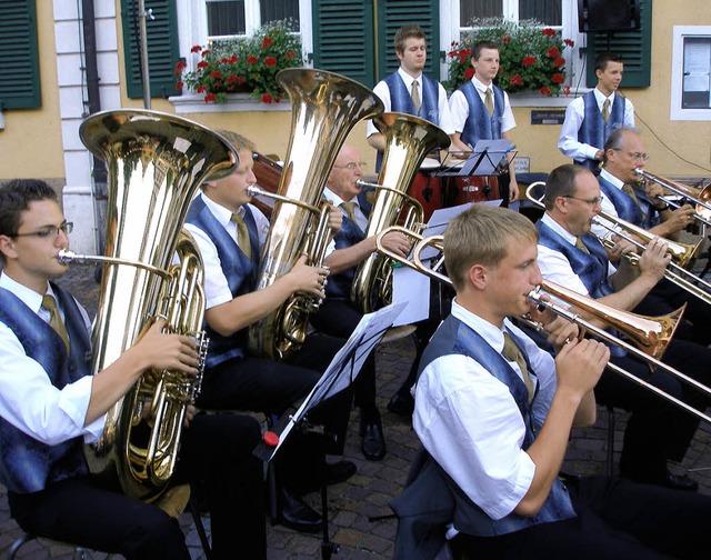 Da war&#8217;s noch trocken: Die Musik... ihrem Auftritt auf dem Rathausplatz.   | Foto: Karlernst Lauffer