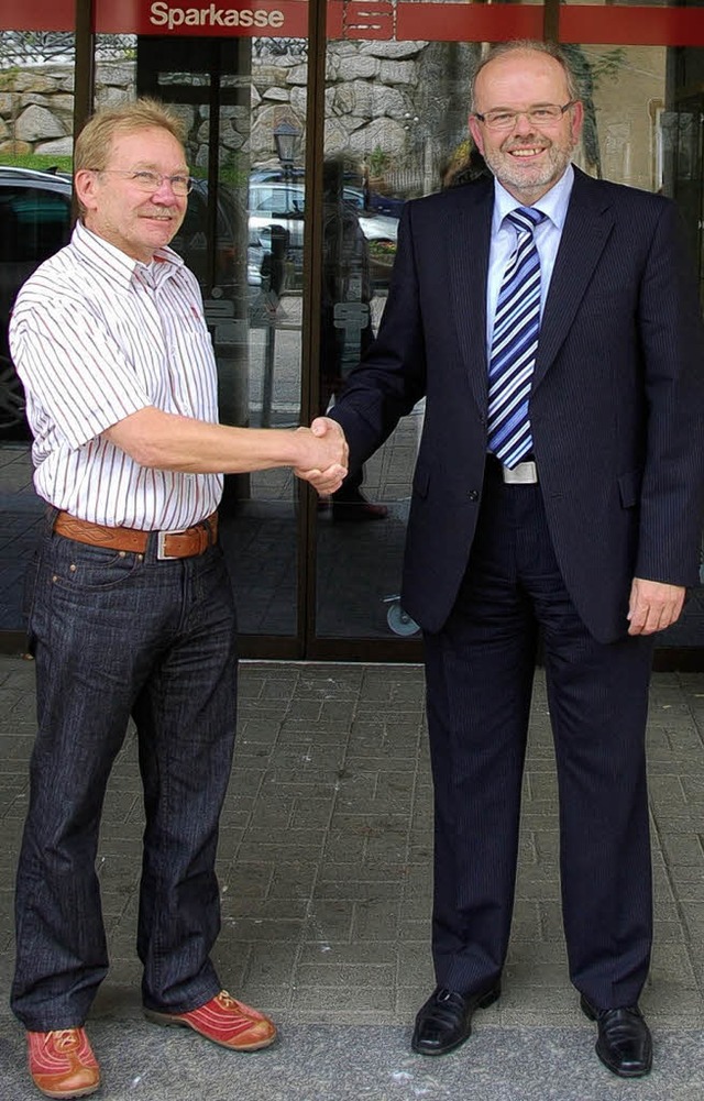 Roland Schwenk und Dieter Vogelbacher besiegeln den Mietvertrag per Handschlag.   | Foto: M. Wunderle