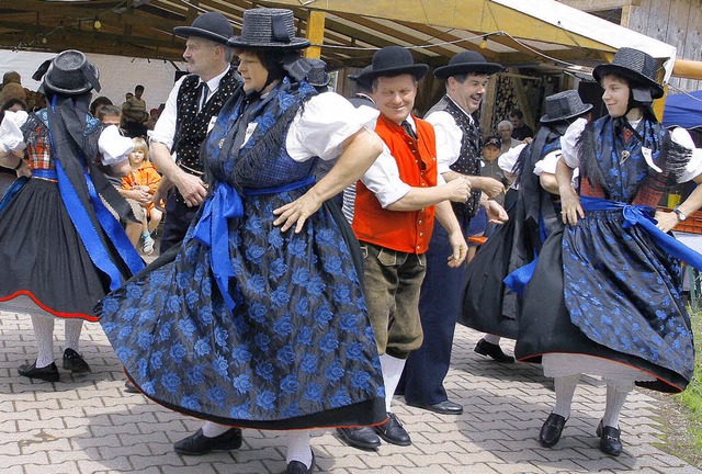 Frhliche Lautenbacher schwingen das T...n- und Volkstanzgruppe Schweighausen.   | Foto: heidi Fssel