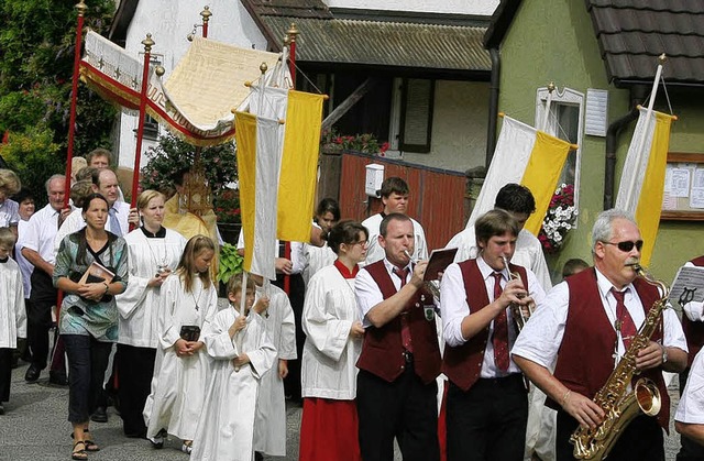 Nach der heiligen Messe in der Kirche ...sion, angefhrt von der Musikkapelle.   | Foto: ulrike hiller