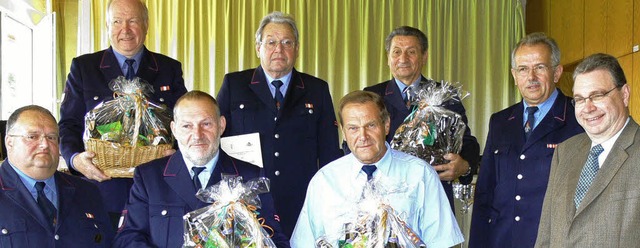 Die Geehrten (von links): Abteilungsko...Bhn, Brgermeister Gerhard Borchert.   | Foto: Dieter Fink