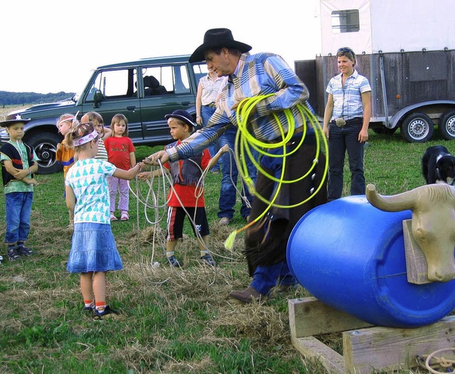 Ein  waschechter Cowboy, der Reitlehre...rtenkindern die Arbeit mit   Rindern.   | Foto: Privat