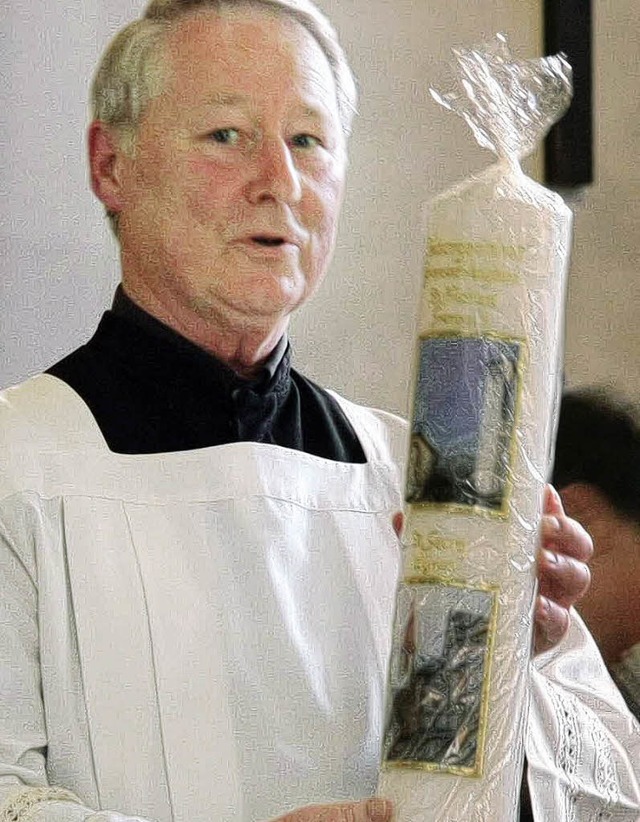 Eine selbst gefertigte Kerze erhielt P...on der Pfarrgemeinde St. Georg Wyhlen.  | Foto: Martina Weber-Kroker