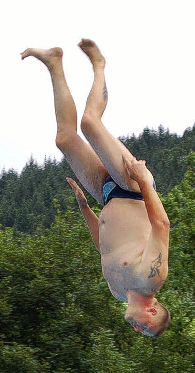 Vorbildlich: Schwimmmeister Christian ..., wie elegant Turmspringen sein kann.   | Foto: felix held
