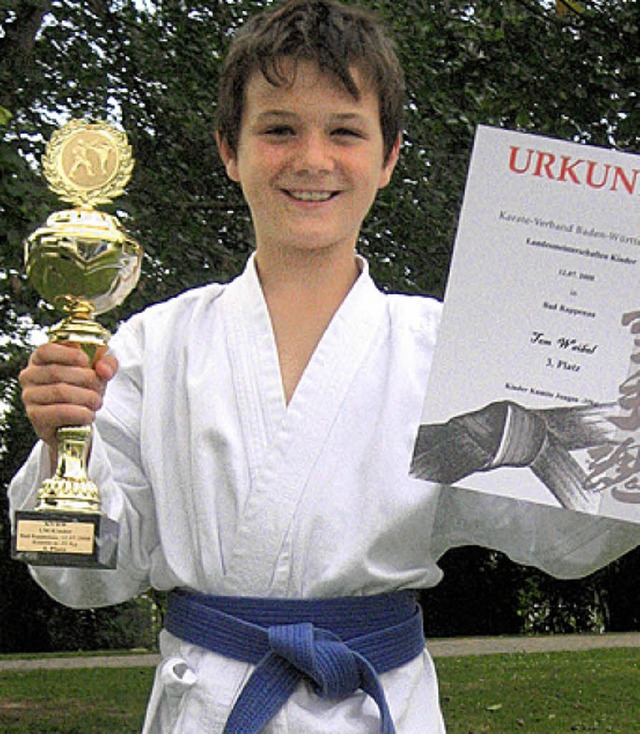 Pokal und Urkunde brachte Tom Waibel v... badischen Karatemeisterschaften mit.   | Foto: privat
