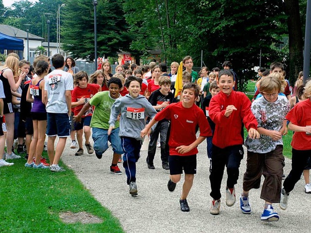 Die Schlerinnen und Schler des Grimm...usen-Gymnasiums bei ihrem Spendenlauf. 