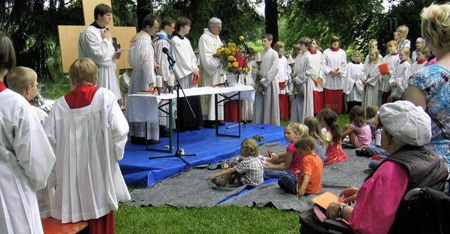 Mehr als 500 Glubige feierten am Sonn...Fest am Riegeler Gehrpfadweiher mit.    | Foto: Helmut Hassler