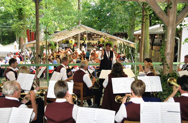 Der Musikverein Kiechlinsbergen unter ...zert auf der Waldfestbhne in Sasbach.  | Foto: Roland Vitt