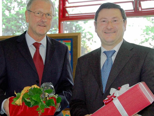 Brgermeister Heinrich Dixa (rechts) ...er zum Abschied Prsente der Gemeinde.  | Foto: Katharina Meyer