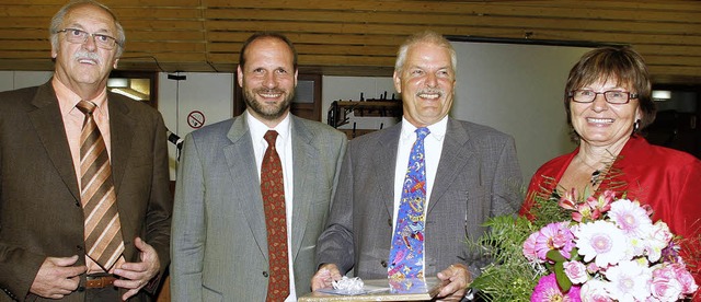 Ein strahlender Gerd Funk  (Zweiter vo...meister Wolfgang Brucker gratulieren.   | Foto: Fssel