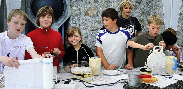 <Bildtext>Auch die Ministranten leiste...estes und backten Waffeln.</Bildtext>   | Foto: Ute Aschendorf