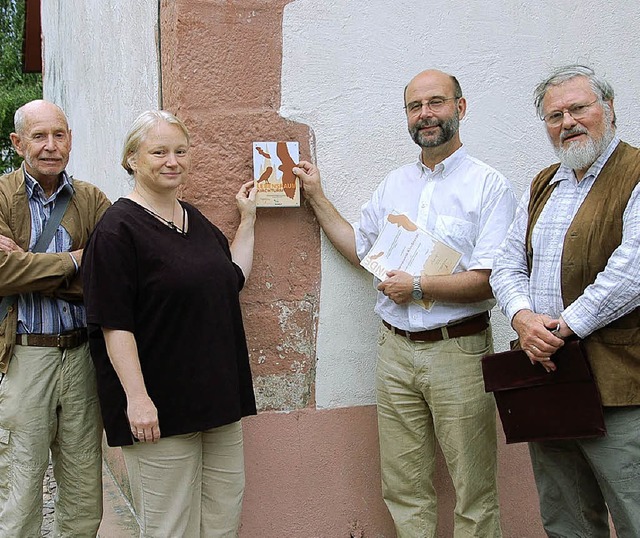 Freuen sich ber die Urkunde des Natur...Schopferer und Gernot Wendt vom Nabu.   | Foto: ads