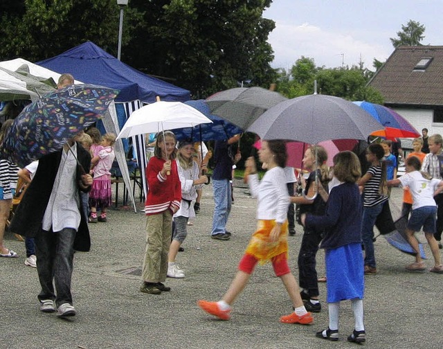 Gut beschirmt: Die Kinder der Grundsch...schied  von Lehrerin Dorothee Boillot.  | Foto: Schwab-Strube