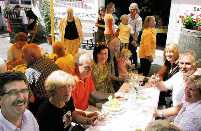 Frhliche Tischrunde beim Hoffest der ...mweilers Ortsvorsteher Eberhard Roth.   | Foto: ulrike hiller