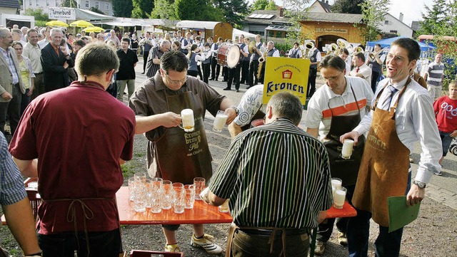 Fassanstich gelungen &#8211; Kappel-Gr...sch gezapften Bieren beim Dorffest.     | Foto: Sandra Decoux-Kone