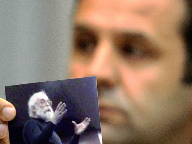 Serbiens  Minister Ljajic zeigt ein neueres Foto von Karadzic.  | Foto: dpa