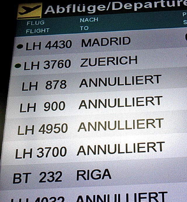 Anzeigetafel am Dienstag am Flughafen Dsseldorf.   | Foto: dpa