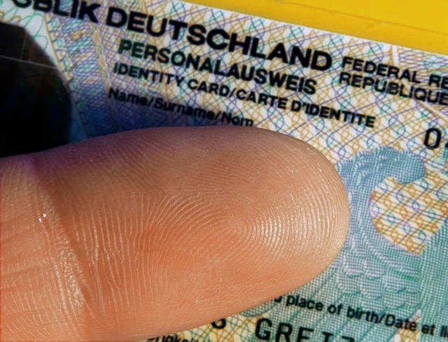 Bisher gilt noch der alte Personalausw...nur noch so gro wie eine Scheckkarte.  | Foto: dpa