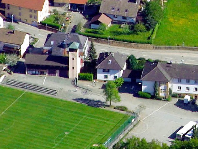 Sollen laut Gemeinderat abgerissen wer...dahinter) und Lehrerwohnhaus (rechts).  | Foto: Heidi Foessel