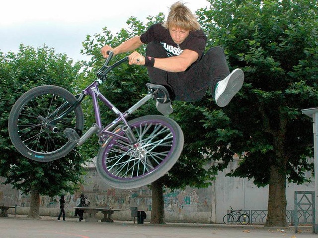 Chris Bhm  tanzt mit seinem Fahrrad. ...gefahren. Es kommt auf die Tricks an.   | Foto: Arne Bensiek