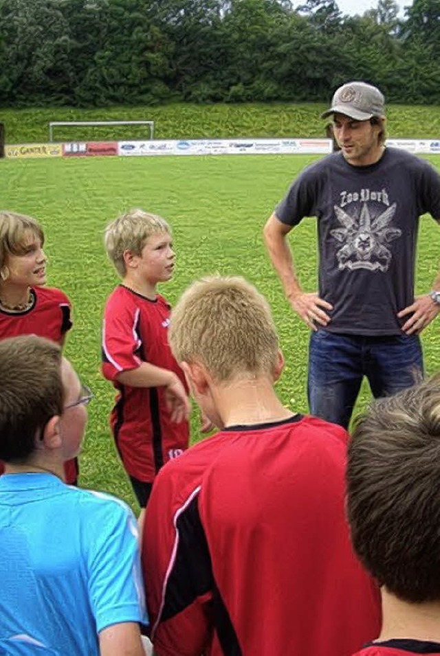 Der Kapitn des SC Freiburg, Heiko But...die E-Junioren des VfR Bad Bellingen.   | Foto: Privat