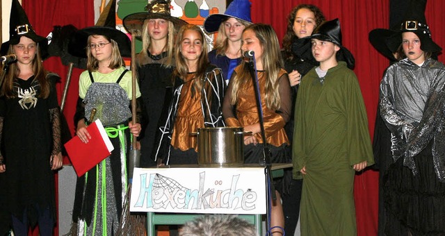 Wo der Zaubertrank  brodelt:  Die  jun...iesentalschule beim  Abschiedsfest.     | Foto: Heiner Fabry