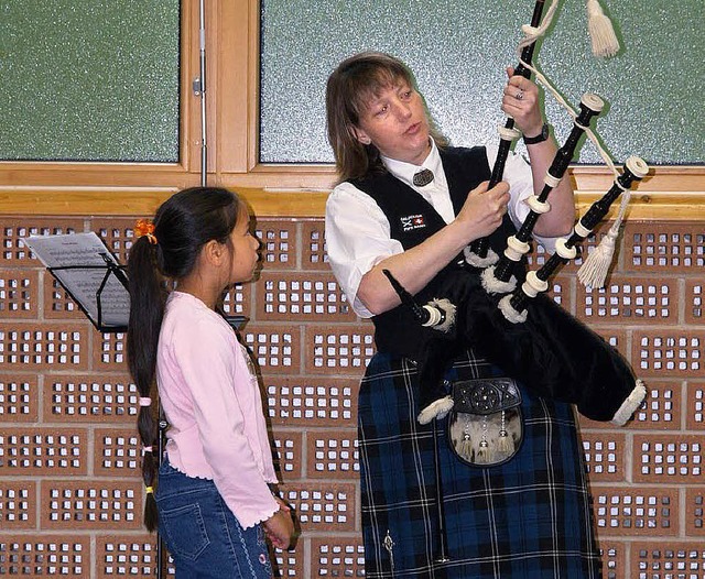 Claudia Kratzeisen stellte den Kindern...e Referentin in schottischer  Tracht.   | Foto: Privat