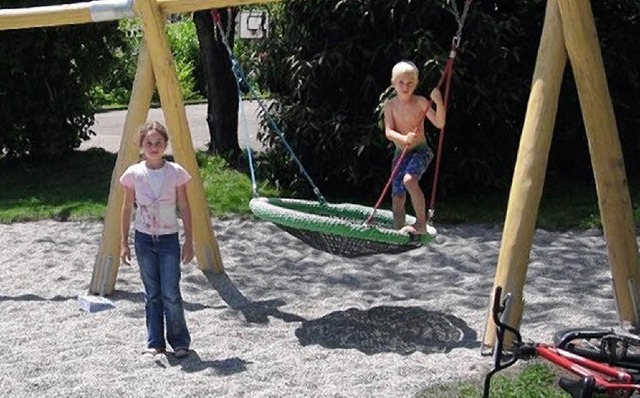 Die zwei Kinder spielen jetzt schon au...ell erffnet wird er erst am Samstag.   | Foto: Privat