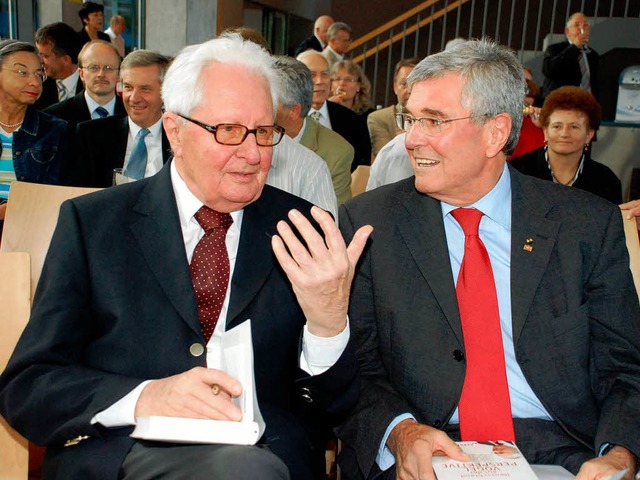 Hans-Jochen Vogel (links) gratuliert Harald B. Schfer zum 70. Geburtstag.  | Foto: ges