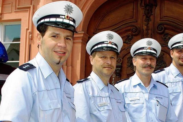 Die Polizei trgt jetzt blaue Uniformen