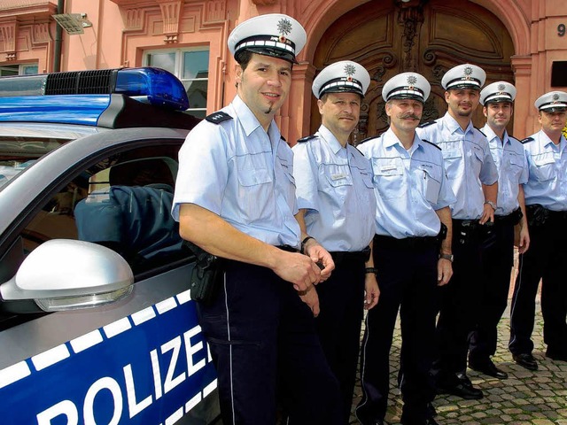 Die Polizei in ihren neuen blauen Uniformen.  | Foto: hr