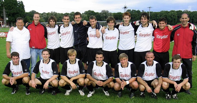 Die &#8222;Erste&#8220; des Riegeler S...af Risch, rechts Trainer Uwe Wassmer.   | Foto: Helmut Hassler