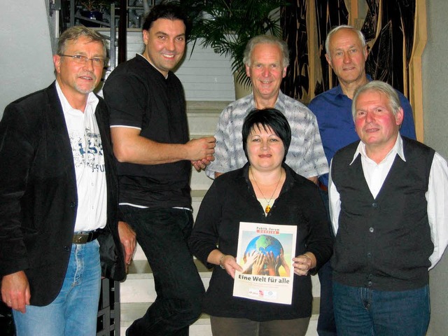 Der Vorstand des Vereins &#8222;Aktion...n Adolf Bernhard (Zweiter von rechts).  | Foto: Michaeal Gottstein