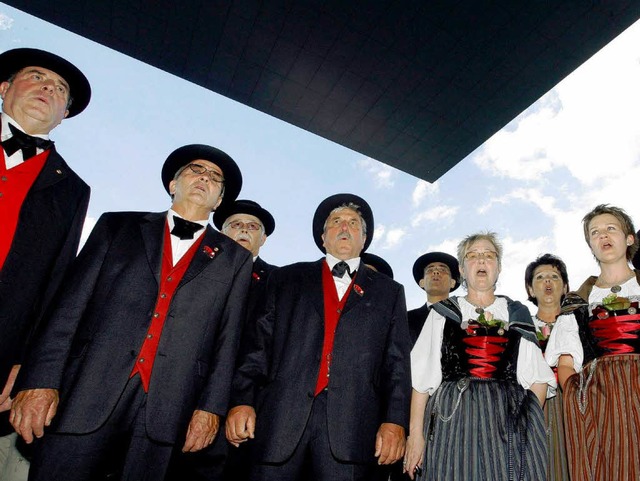 Auch Jodler treten beim Schweizer Fest...r alten Rheinbrcke in Laufenburg auf.  | Foto: dpa