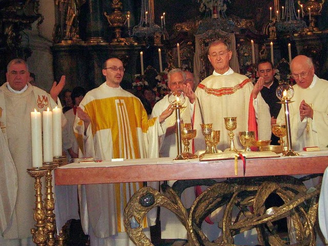 Pfarrer Hubert Leuser (zweiter von rec...chiedsgottesdienst in St. Margarethen.  | Foto: Wolfgang Meyer