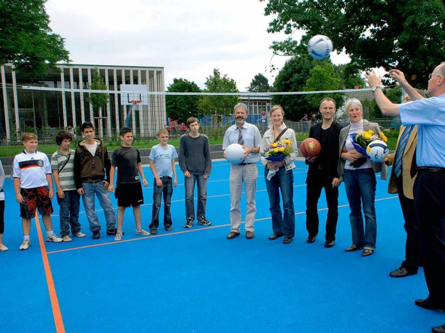 Brgermeister Jopen (rechts) bei der Erffnung der neuen Spielflche. 