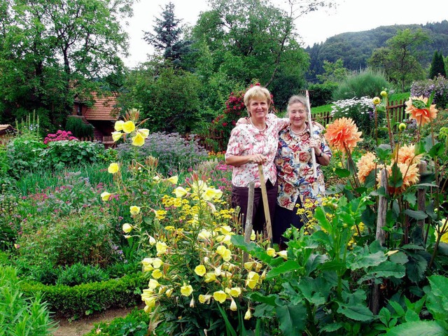 Adelheid Mogel und Waltraud Zeh (recht...en auf Besucher in ihrem Bauerngarten.  | Foto: Silke Hartenstein
