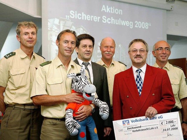 Volksbank -Vorstand Fiederer (dritter ...mittel  der Bank an die Verkehrswacht.  | Foto: Breithaupt