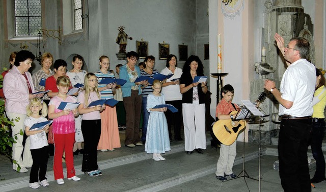 Kinder und Mtter aus Sthlingen und W...den Familiengottesdienst musikalisch.   | Foto: jbs