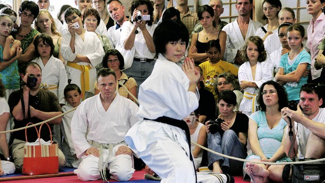 Hasegawa, die Tochter des Meisters, f...Karatekunst einer Japanerin aussieht.   | Foto: erika sieberts