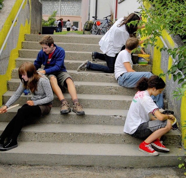 In einem 42-Stunden-Projekt  verschne...s-Gymnasiums den Kindergarten Wiechs.   | Foto: Felix Reisberger