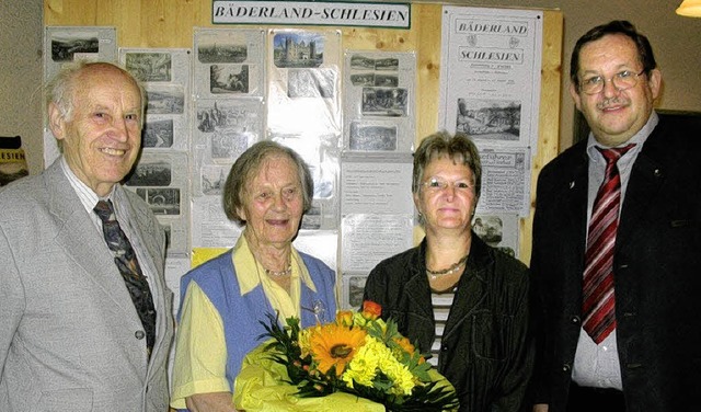 Das Ehepaar Horst und Hildegard Kunz (...hnten  Schlesien-Ausstellung  geehrt.   | Foto: Nitschmann