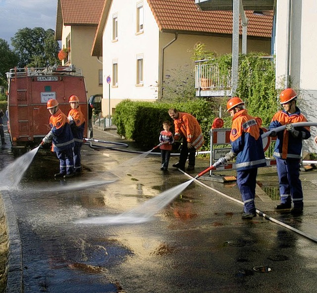 In einer groen Putzaktion suberte di... Dorffest die Wallbacher Festmeile.     | Foto: Hansjrg Bader