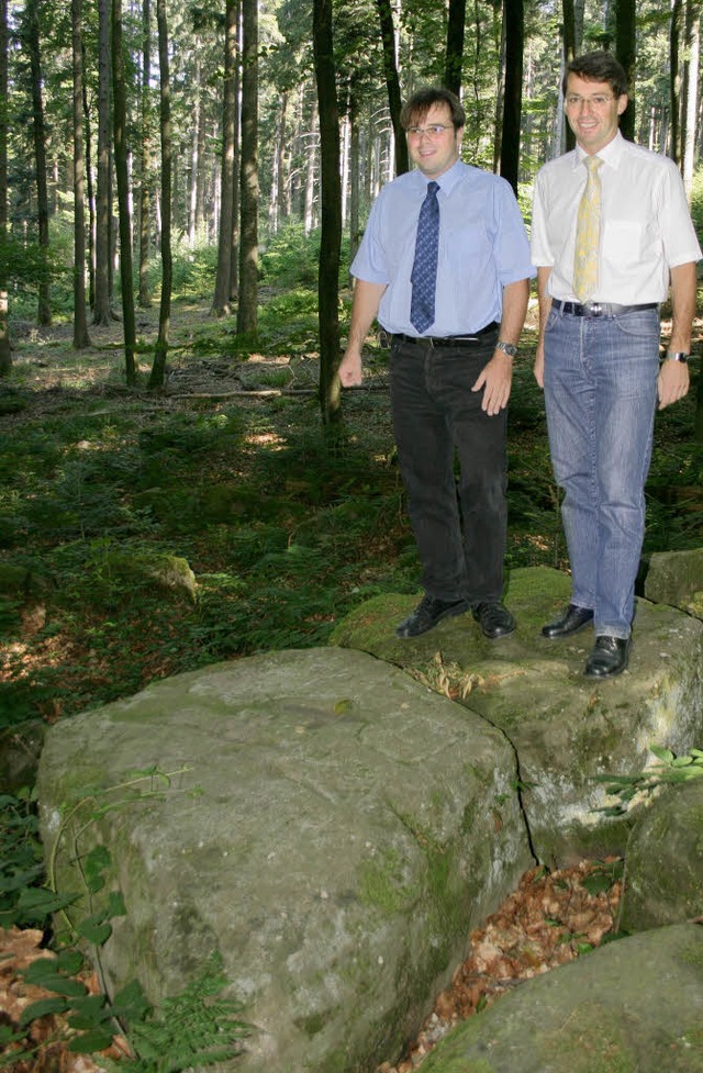 Am Stein des Anstoes, dem Kreuzstein: Carsten Gabbert (links) und Bruno Metz   | Foto: Theo Weber