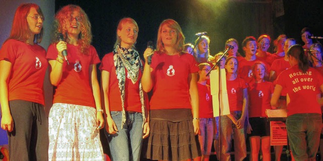 28 Jugendliche zeigten eine Show mit Gesang, Theaterszenen und Tanzeinlagen.   | Foto: Ulla Kaufmann