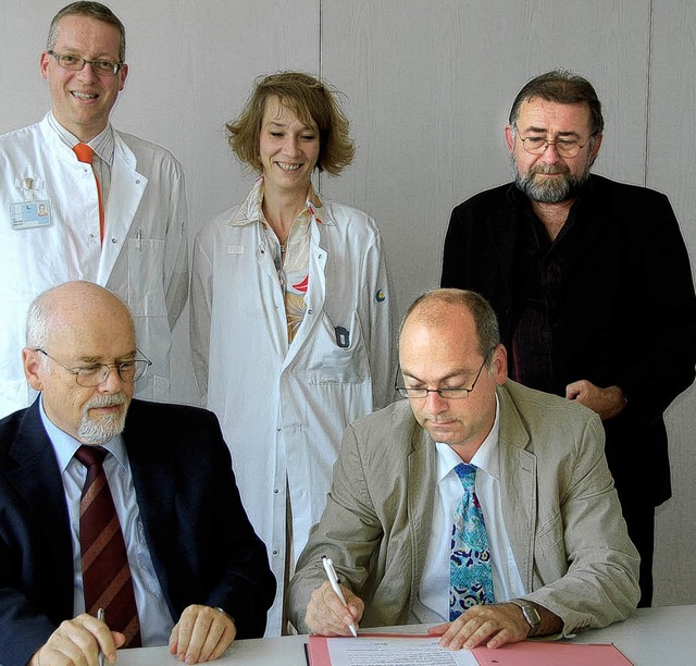 Der Tarifvertrag gilt: Klinikgeschfts...(rechts hinten) bei der Unterschrift.   | Foto: Michael Baas