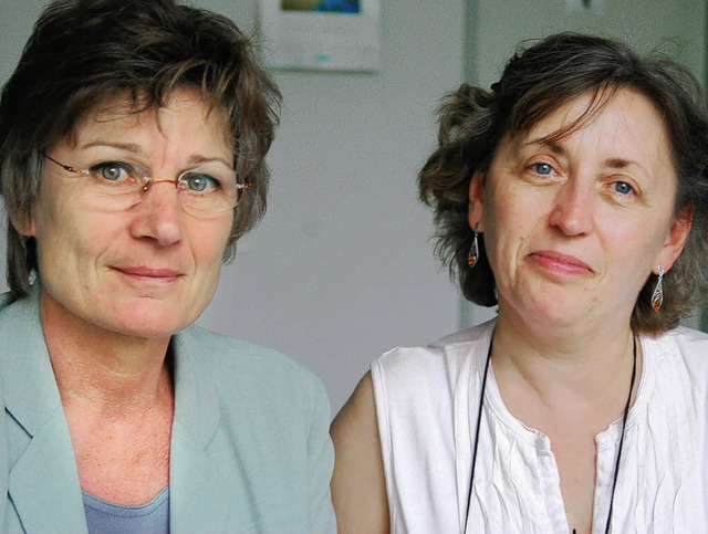 Ute Schmitz (links) und Sandrine Gyurakovics von Amnesty International Lrrach   | Foto: Barbara Ruda