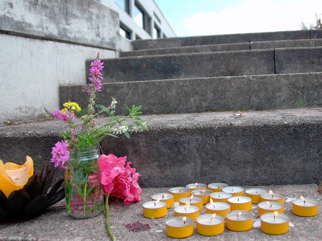 Blulmen und Kerzen erinnern an den 14-...ch eines Gleichaltrigen ums Leben kam.  | Foto: Helmut Seller