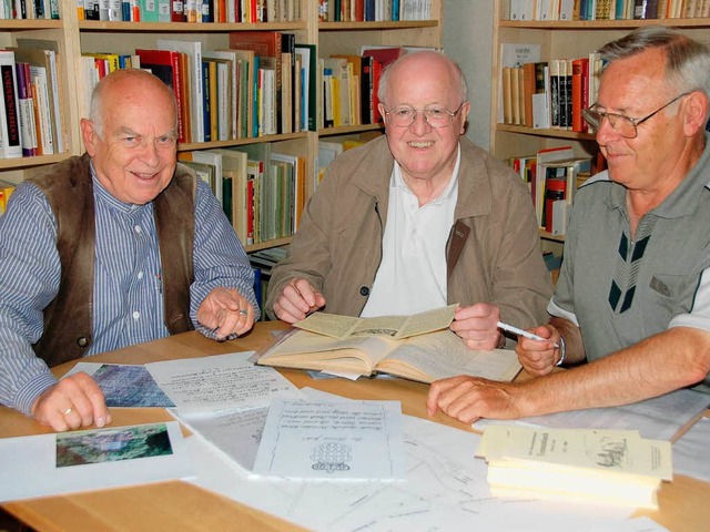 Bernd Kellner, Herbert Burkhardt und G...inks) bereiten den nchsten Flyer vor.  | Foto: Sylvia-Karina Jahn